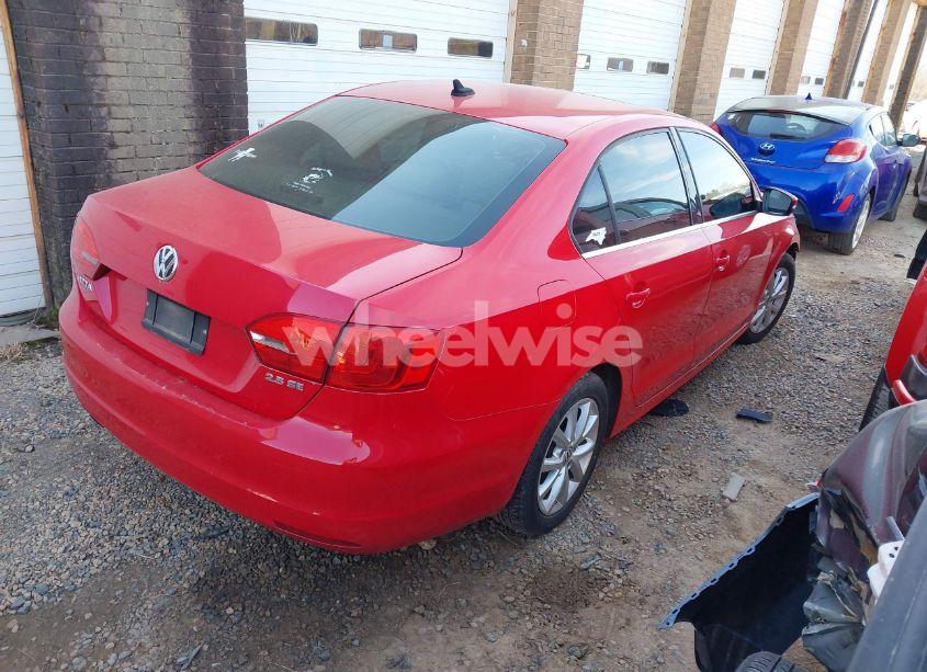 Photo 4 of 2013 Volkswagen Jetta 2.5L SE (VIN 3VWDX7AJXDM397133)