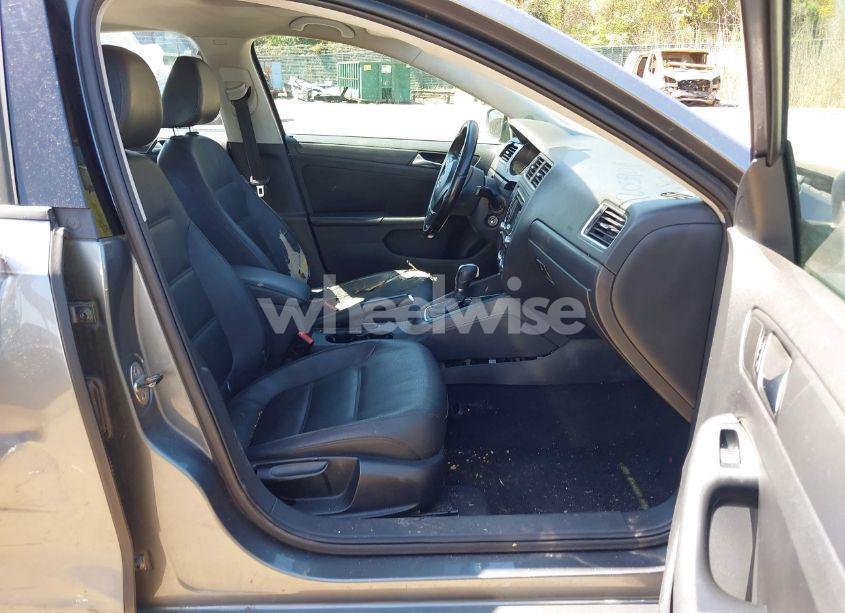 Photo 5 of 2011 Volkswagen Jetta 2.5L SE (VIN 3VWDZ7AJ0BM306023)