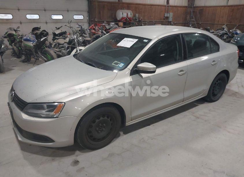 Photo 2 of 2011 Volkswagen Jetta 2.5L SE (VIN 3VWDZ7AJ0BM321296)