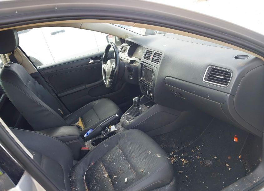 Photo 5 of 2011 Volkswagen Jetta 2.5L SE (VIN 3VWDZ7AJ0BM337160)