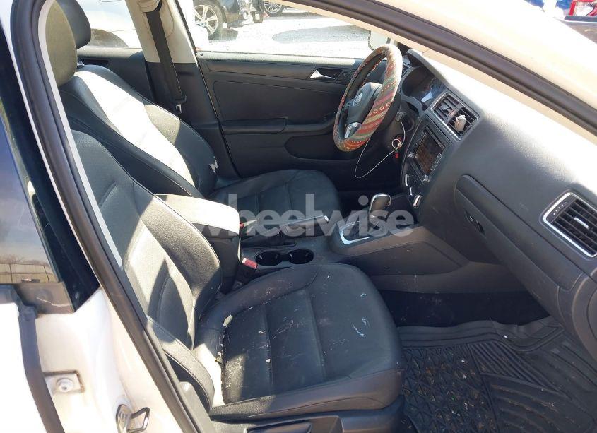 Photo 5 of 2011 Volkswagen Jetta 2.5L SE (VIN 3VWDZ7AJ0BM344271)