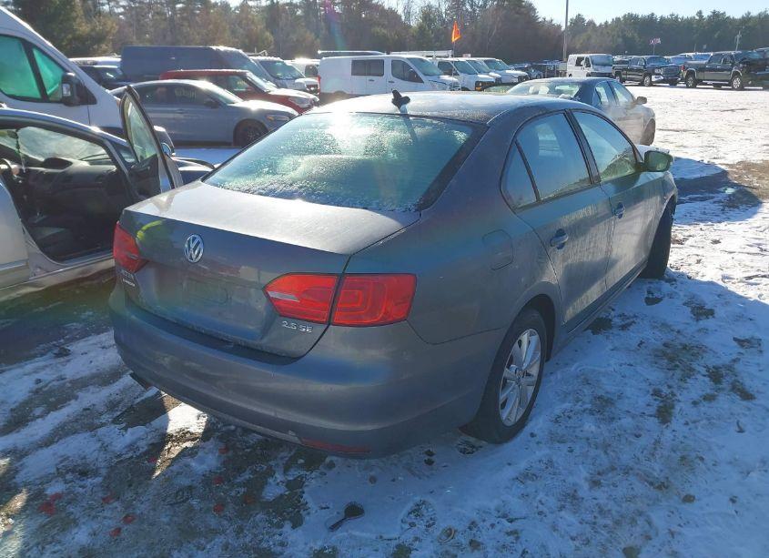 Photo 4 of 2011 Volkswagen Jetta 2.5L SE (VIN 3VWDZ7AJ1BM039653)