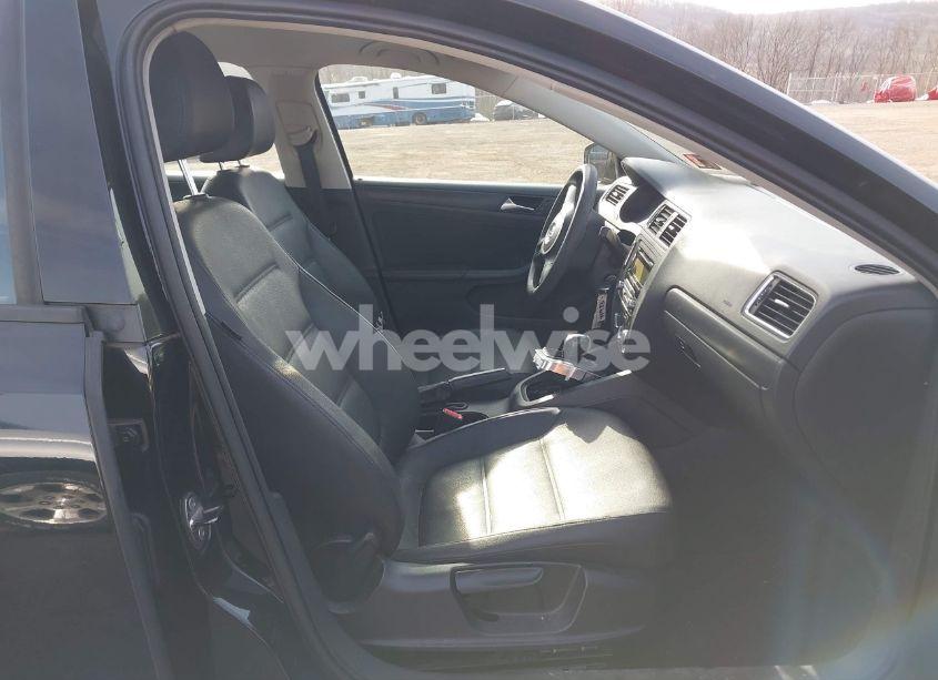 Photo 5 of 2011 Volkswagen Jetta 2.5L SE (VIN 3VWDZ7AJ1BM331271)