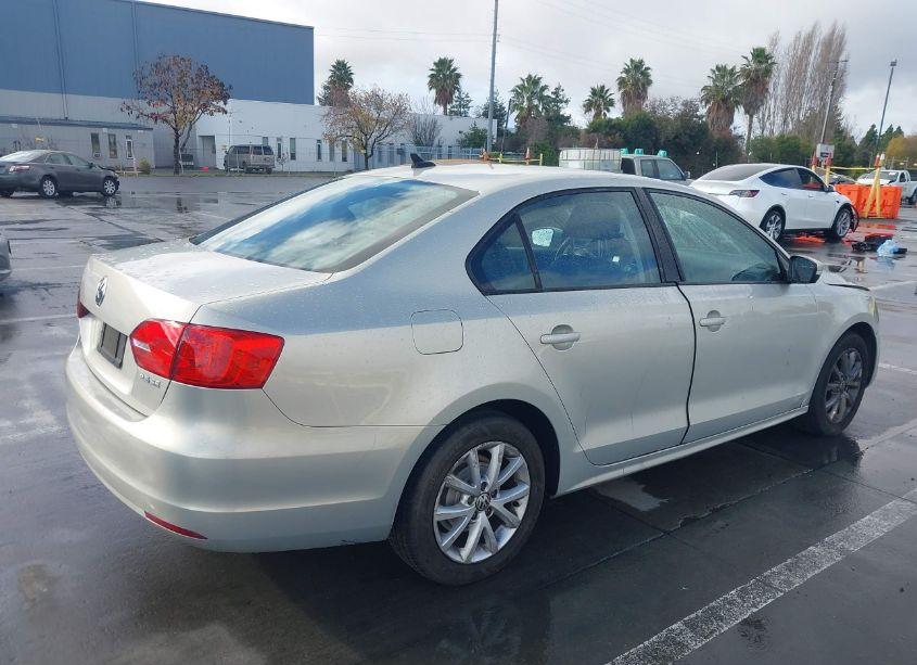 Photo 4 of 2011 Volkswagen Jetta 2.5L SE (VIN 3VWDZ7AJ1BM355473)