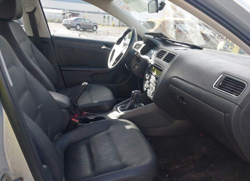 Photo 5 of 2011 Volkswagen Jetta 2.5L SE (VIN 3VWDZ7AJ1BM355473)