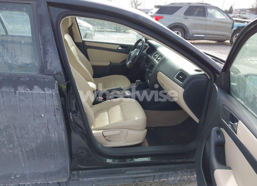Photo 5 of 2011 Volkswagen Jetta 2.5L SE (VIN 3VWDZ7AJ1BM365467)