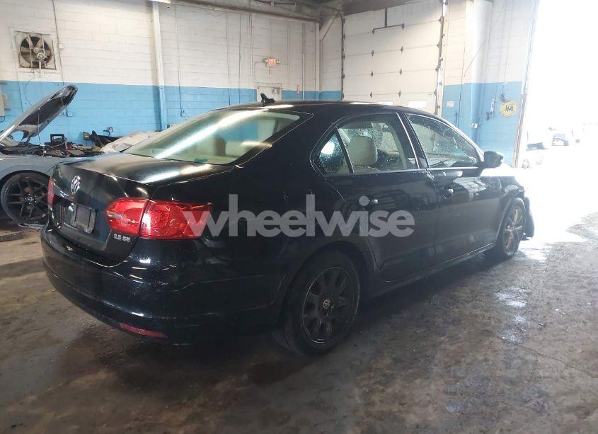 Photo 4 of 2011 Volkswagen Jetta 2.5L SE (VIN 3VWDZ7AJ2BM052198)