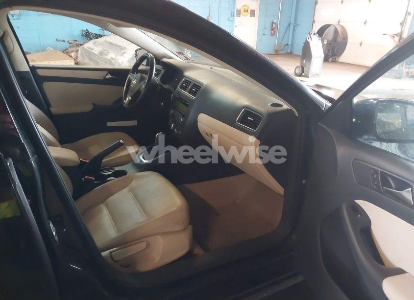 Photo 5 of 2011 Volkswagen Jetta 2.5L SE (VIN 3VWDZ7AJ2BM052198)