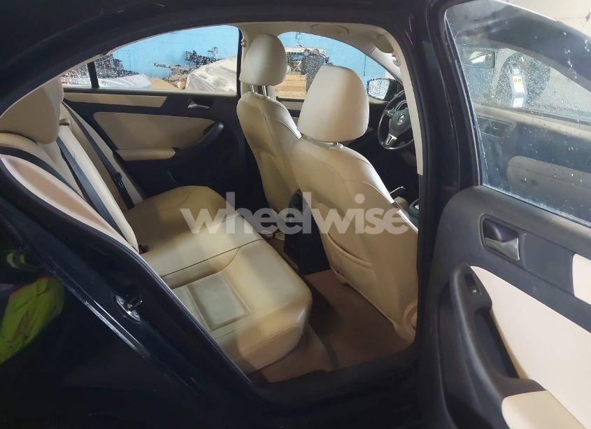 Photo 8 of 2011 Volkswagen Jetta 2.5L SE (VIN 3VWDZ7AJ2BM052198)