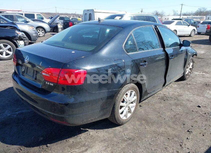 Photo 4 of 2011 Volkswagen Jetta 2.5L SE (VIN 3VWDZ7AJ2BM330064)