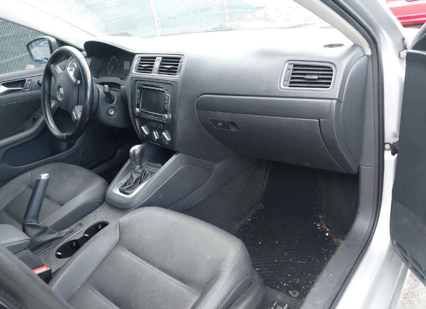 Photo 5 of 2011 Volkswagen Jetta 2.5L SE (VIN 3VWDZ7AJ2BM342053)