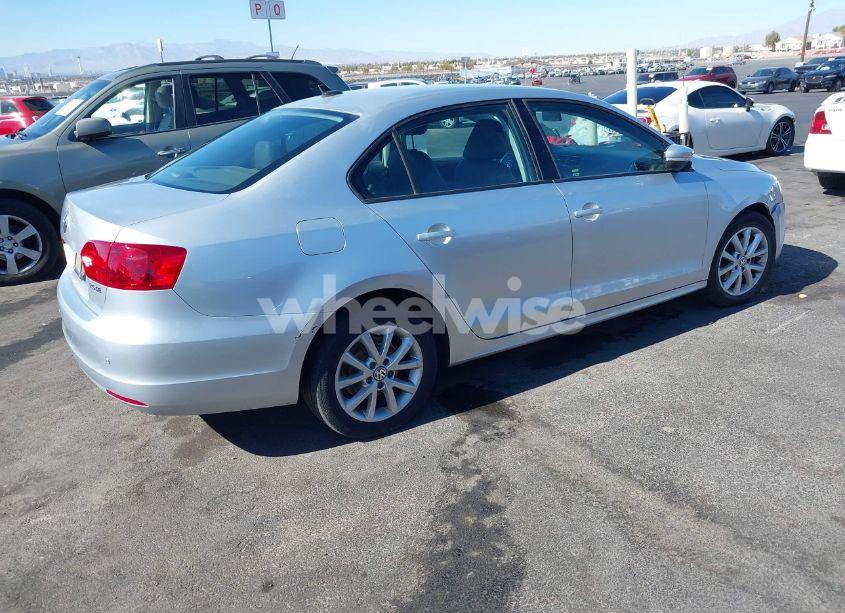 Photo 4 of 2011 Volkswagen Jetta 2.5L SE (VIN 3VWDZ7AJ3BM041291)