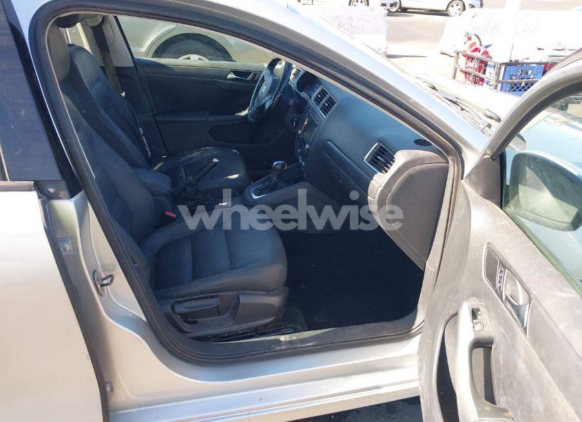 Photo 5 of 2011 Volkswagen Jetta 2.5L SE (VIN 3VWDZ7AJ3BM041291)