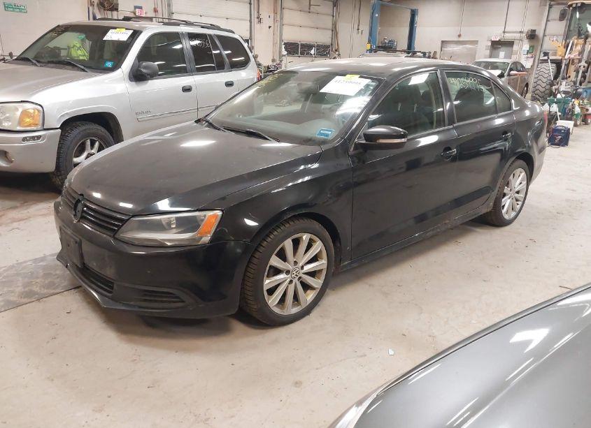 Photo 2 of 2011 Volkswagen Jetta 2.5L SE (VIN 3VWDZ7AJ3BM330011)