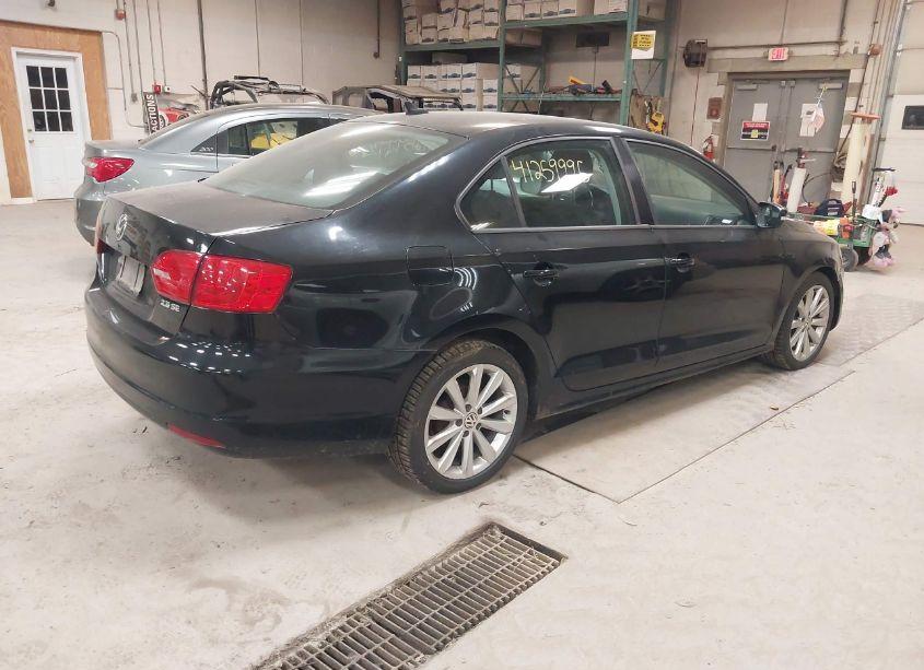 Photo 4 of 2011 Volkswagen Jetta 2.5L SE (VIN 3VWDZ7AJ3BM330011)