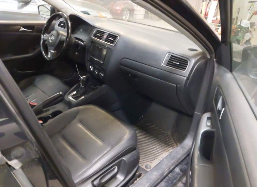 Photo 5 of 2011 Volkswagen Jetta 2.5L SE (VIN 3VWDZ7AJ3BM330011)