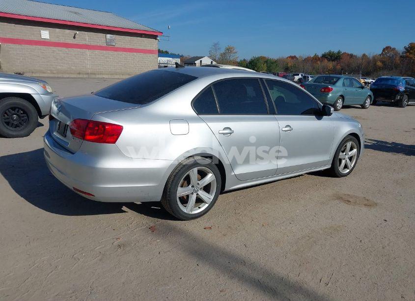 Photo 4 of 2011 Volkswagen Jetta 2.5L SE (VIN 3VWDZ7AJ3BM331451)