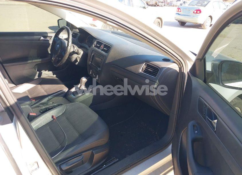 Photo 5 of 2011 Volkswagen Jetta 2.5L SE (VIN 3VWDZ7AJ3BM331451)