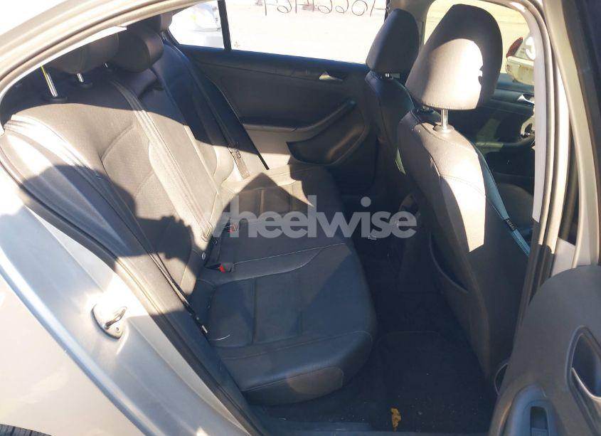 Photo 8 of 2011 Volkswagen Jetta 2.5L SE (VIN 3VWDZ7AJ3BM331451)