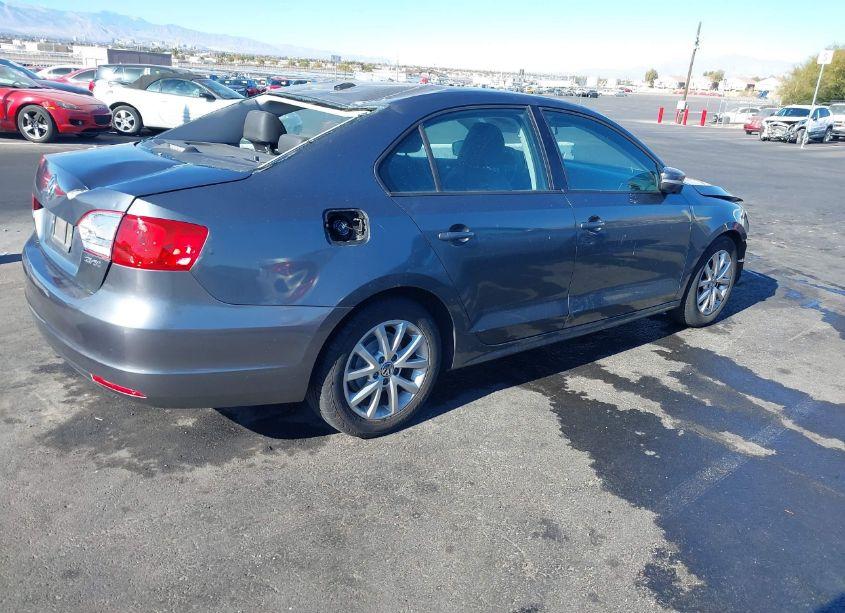 Photo 4 of 2011 Volkswagen Jetta 2.5L SE (VIN 3VWDZ7AJ3BM345463)