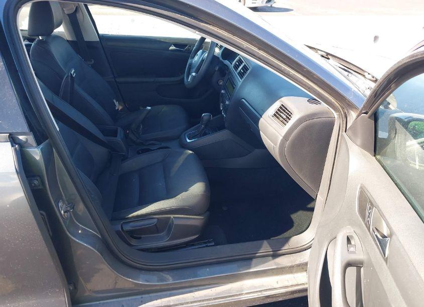 Photo 5 of 2011 Volkswagen Jetta 2.5L SE (VIN 3VWDZ7AJ3BM345463)