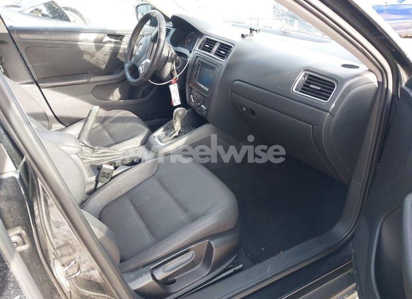 Photo 5 of 2011 Volkswagen Jetta 2.5L SE (VIN 3VWDZ7AJ3BM351022)