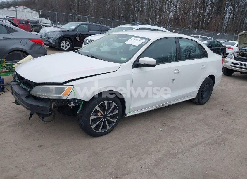 Photo 2 of 2011 Volkswagen Jetta 2.5L SE (VIN 3VWDZ7AJ3BM373215)