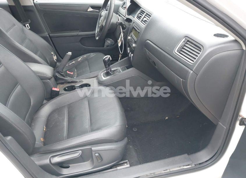 Photo 5 of 2011 Volkswagen Jetta 2.5L SE (VIN 3VWDZ7AJ3BM373215)