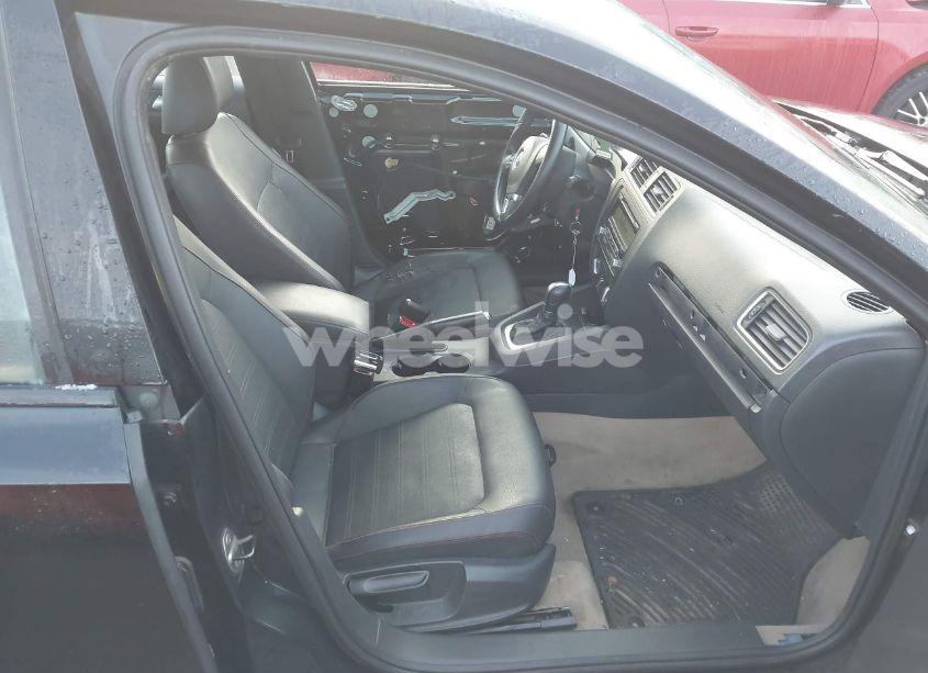 Photo 5 of 2011 Volkswagen Jetta 2.5L SE (VIN 3VWDZ7AJ3BM375952)