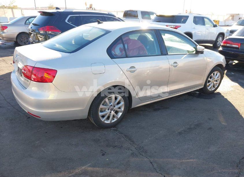 Photo 4 of 2011 Volkswagen Jetta 2.5L SE (VIN 3VWDZ7AJ4BM327134)