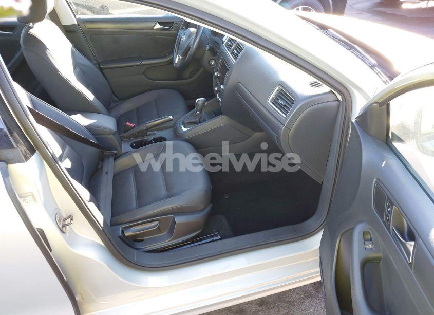 Photo 5 of 2011 Volkswagen Jetta 2.5L SE (VIN 3VWDZ7AJ4BM327134)