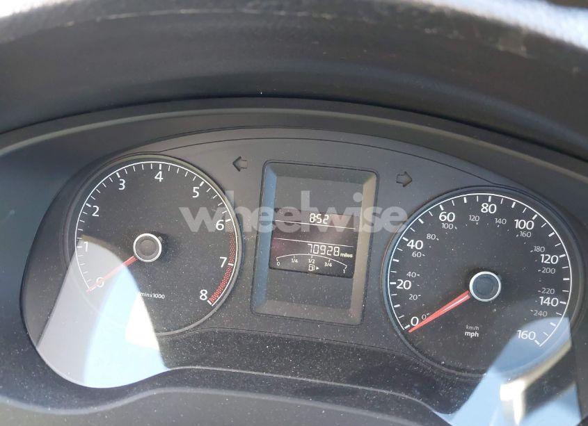 Photo 7 of 2011 Volkswagen Jetta 2.5L SE (VIN 3VWDZ7AJ4BM327134)