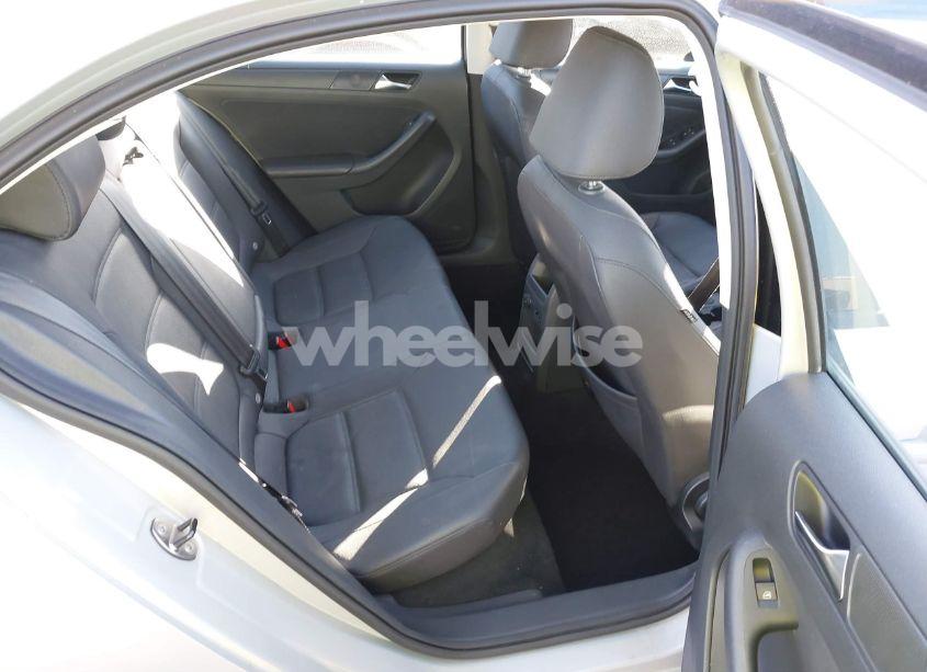 Photo 8 of 2011 Volkswagen Jetta 2.5L SE (VIN 3VWDZ7AJ4BM327134)