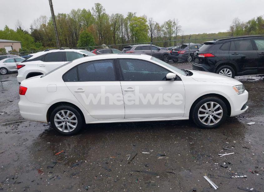 Photo 13 of 2011 Volkswagen Jetta 2.5L SE (VIN 3VWDZ7AJ4BM385356)