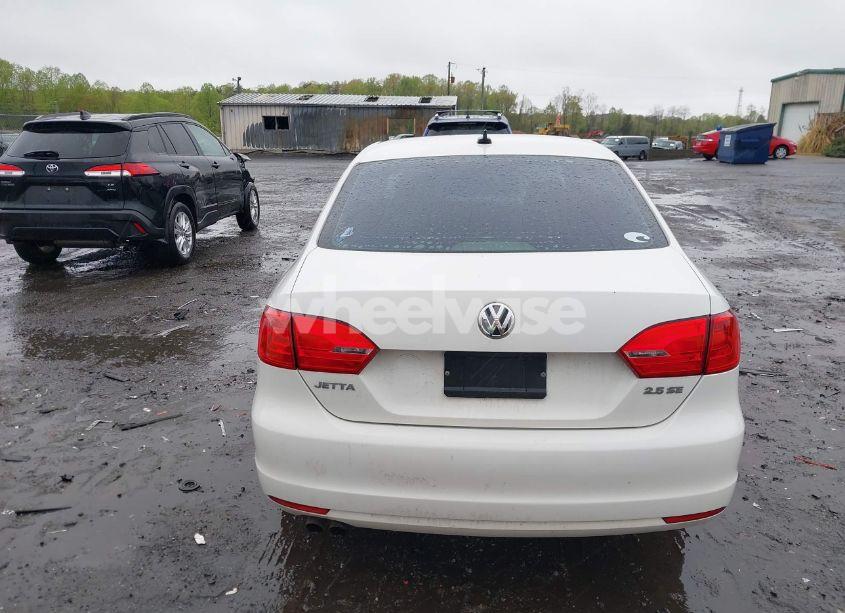 Photo 16 of 2011 Volkswagen Jetta 2.5L SE (VIN 3VWDZ7AJ4BM385356)