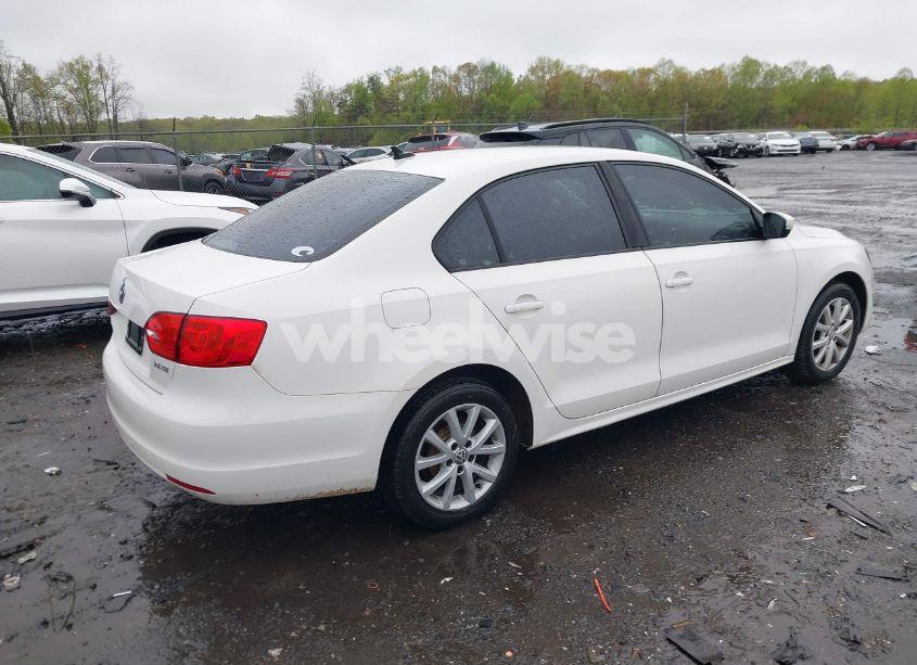 Photo 4 of 2011 Volkswagen Jetta 2.5L SE (VIN 3VWDZ7AJ4BM385356)