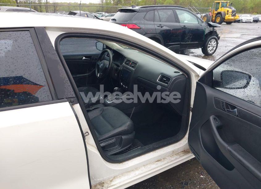 Photo 5 of 2011 Volkswagen Jetta 2.5L SE (VIN 3VWDZ7AJ4BM385356)