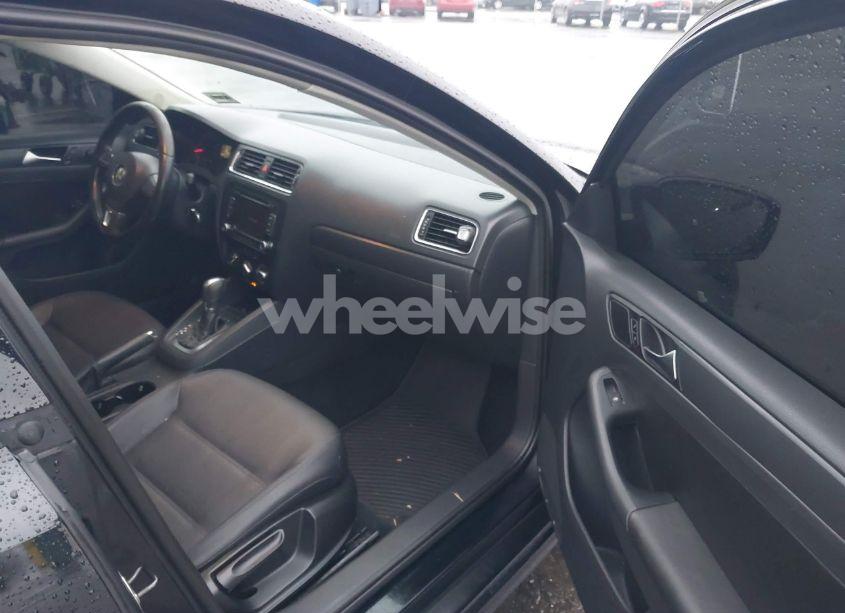 Photo 5 of 2011 Volkswagen Jetta 2.5L SE (VIN 3VWDZ7AJ5BM351071)