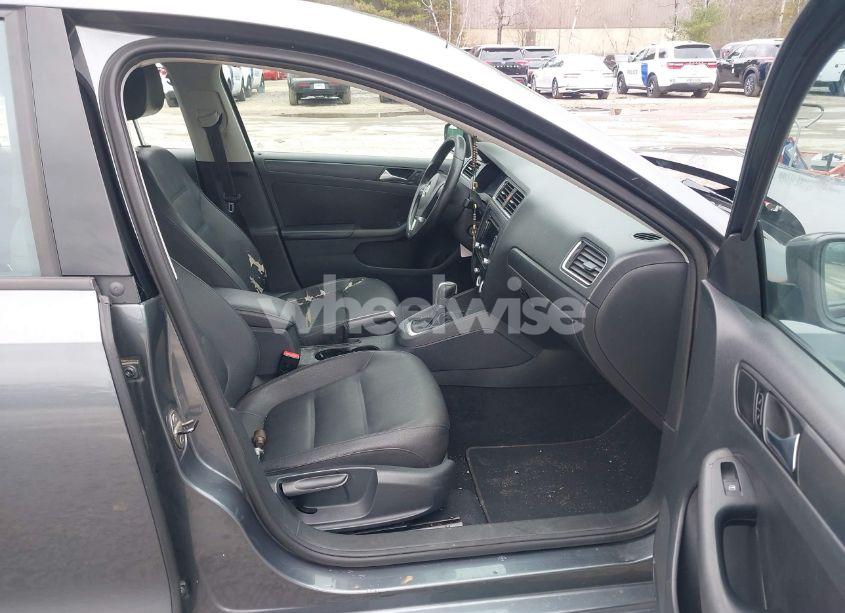 Photo 5 of 2011 Volkswagen Jetta 2.5L SE (VIN 3VWDZ7AJ5BM377346)