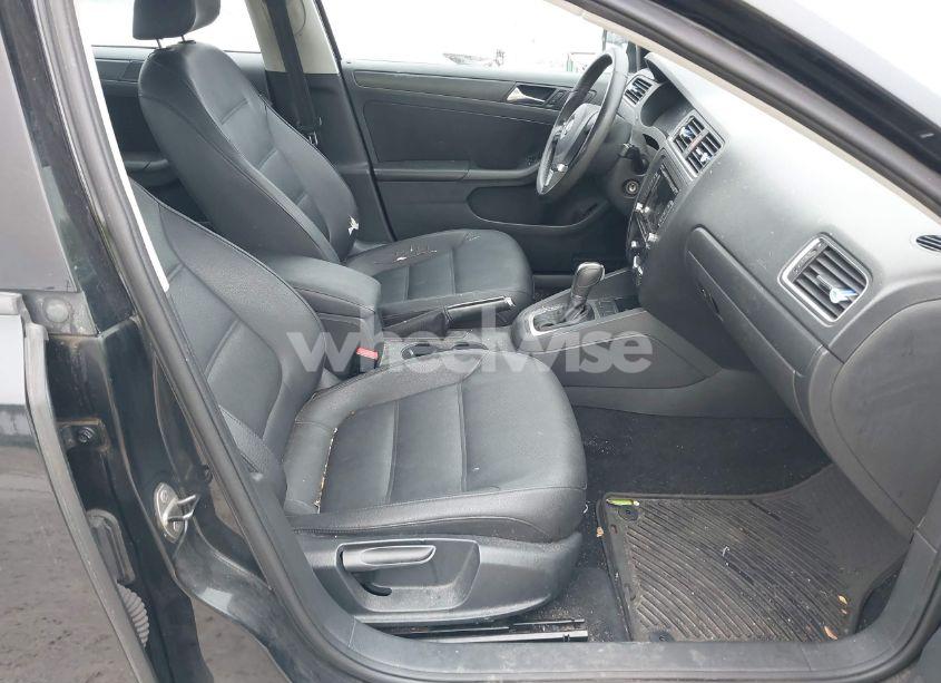 Photo 5 of 2011 Volkswagen Jetta 2.5L SE (VIN 3VWDZ7AJ5BM390209)