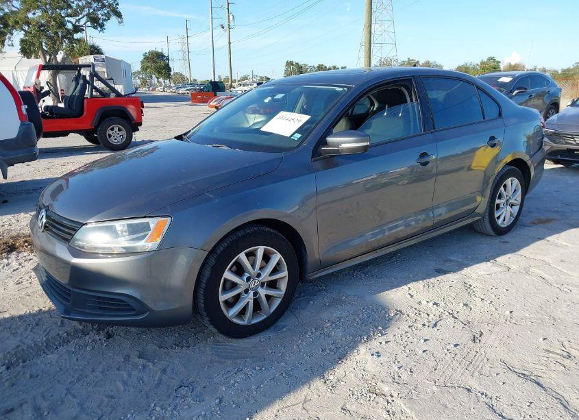 Photo 2 of 2011 Volkswagen Jetta 2.5L SE (VIN 3VWDZ7AJ5BM399041)