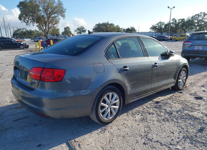 Photo 4 of 2011 Volkswagen Jetta 2.5L SE (VIN 3VWDZ7AJ5BM399041)