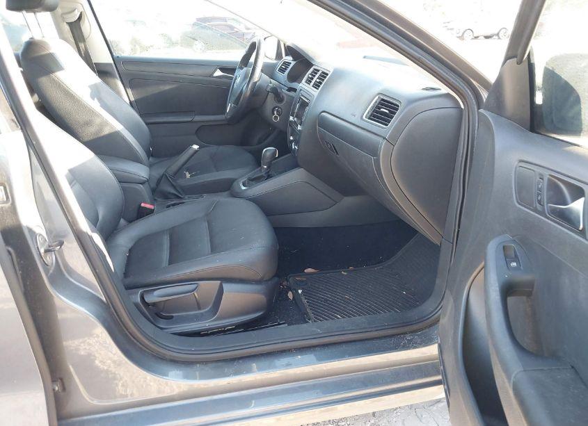 Photo 5 of 2011 Volkswagen Jetta 2.5L SE (VIN 3VWDZ7AJ5BM399041)