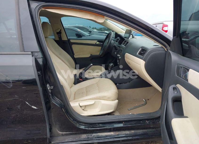 Photo 5 of 2011 Volkswagen Jetta 2.5L SE (VIN 3VWDZ7AJ6BM317592)