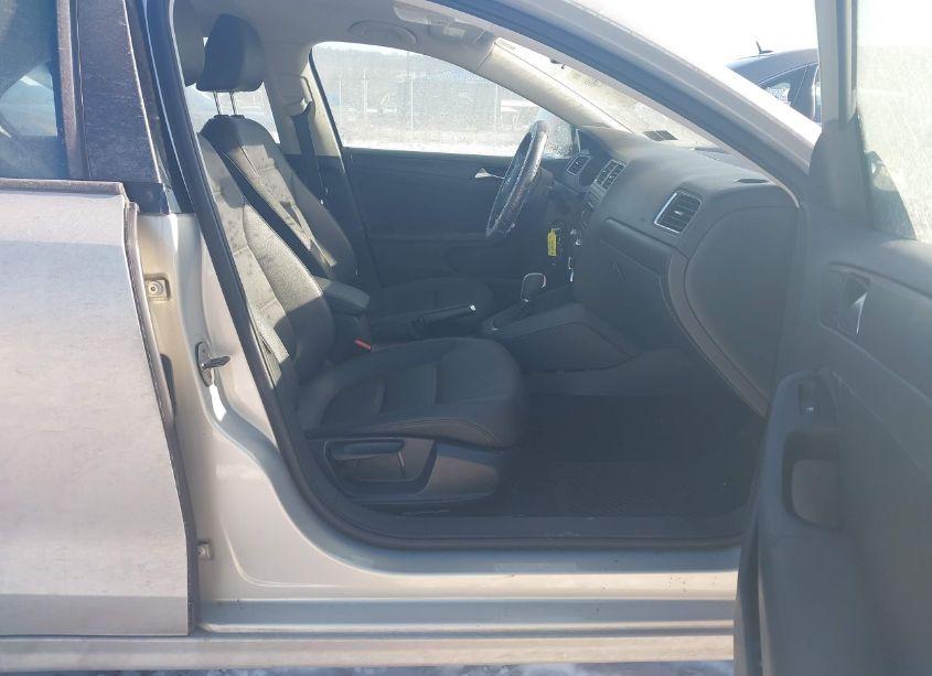 Photo 5 of 2011 Volkswagen Jetta 2.5L SE (VIN 3VWDZ7AJ6BM336255)