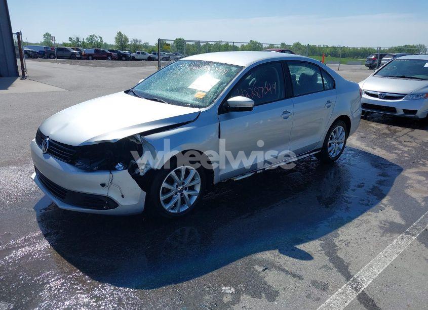 Photo 2 of 2011 Volkswagen Jetta 2.5L SE (VIN 3VWDZ7AJ6BM346719)