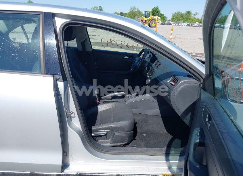 Photo 5 of 2011 Volkswagen Jetta 2.5L SE (VIN 3VWDZ7AJ6BM346719)