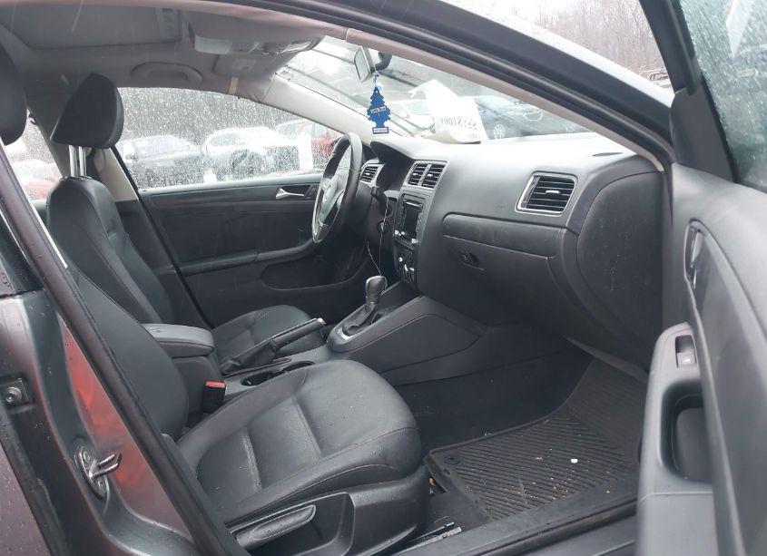 Photo 5 of 2011 Volkswagen Jetta 2.5L SE (VIN 3VWDZ7AJ6BM348020)