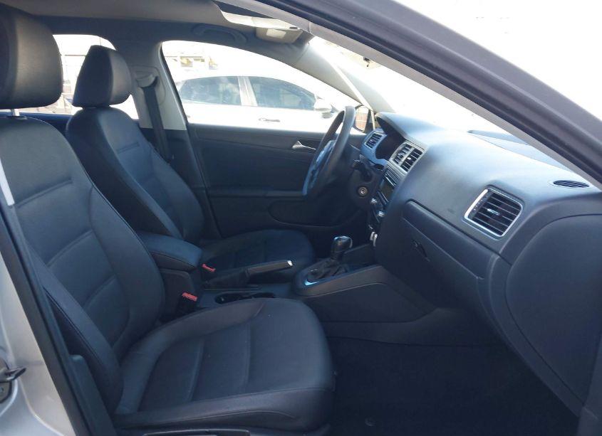 Photo 5 of 2011 Volkswagen Jetta 2.5L SE (VIN 3VWDZ7AJ6BM360278)