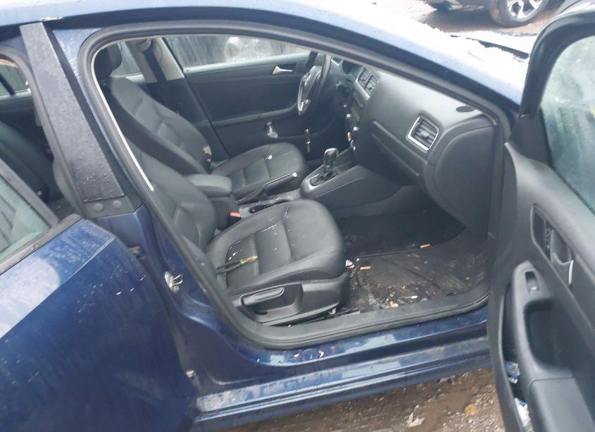 Photo 5 of 2011 Volkswagen Jetta 2.5L SE (VIN 3VWDZ7AJ6BM396410)